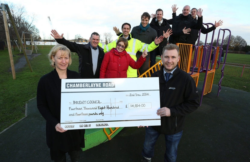 Presentation of cheque from Thames Water to Friends of Tiverton Green