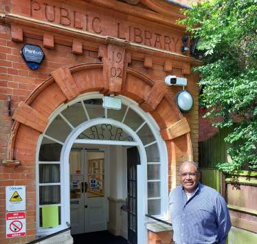 Don Williams op (visiting Highgate Library) opposes Haringey Libraries budget to be slashed by 30%